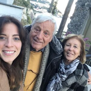 Laura Adriani Instagram - Mamma, papà, 
Senza di voi nulla sarebbe stato possibile. Grazie per il vostro lavoro, amore e supporto continuo. 

Grazie a @voltadelfuenti per aver ospitato me e i miei genitori in questa meravigliosa cornice.
Allo chef @deblasio_michele per questo viaggio culinario tra i sapori amalfitani e le sue scoperte oltreoceano. 
Ai ragazzi in sala: belli, belli, belli.
A @flaviana_facchini per invitare me e le persone che amo in posti sempre pieni di bellezza.