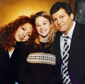 Laura Azcurra Instagram - #tbt en vísperas del #diadelamadre 💖

Año 1997 - mi primer trabajo en televisión #rrdt en una joven @polkaprod que comenzaba a forjar un estilo nuevo para la televisión argentina ✨

Aquí con dos enormes
#carlosandrescalvo y @patriciasosaoficial que eran los Xadres de Georgina Rojas mi personaje 💁‍♀️

Inolvidables compañeros, que me enseñaron con paciencia el oficio de lo técnico en televisión 🫶🏾

Viniendo de una formación tan teatral fue un salto muy distinto y nuevo 💫

#rodolforojasdt 
#siglopasado