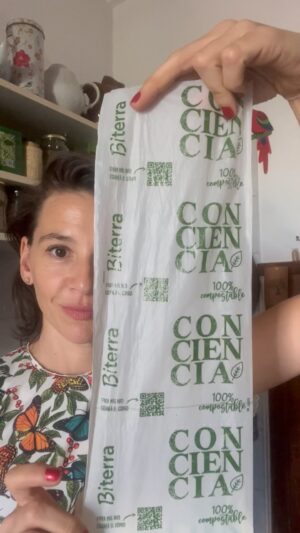 Laura Azcurra Instagram - Enhorabuena! Encontré EL reemplazo a las bolsas de plástico por esta genialidad que se biodegrada en 180 días 🌱 

Con la misma resistencia y funcionalidad  puedo utilizarlas para guardar lo que quiera y el uso en la cocina es un 100 ✔️
Para congelar, guardar y los más organizados, termosellar 🕺🏾

Gracias @biterra.arg 🌱 por enviarme muestras para corroborar que los materiales con los que trabajan son orgánicos y están certificados 👍🏾 ( y gracias por la paciencia a tantas preguntas que les vengo haciendo 🥰) 

Busque mucho esta opción y quiero compartirles el hallazgo 👌🏾

Anímate al cambio! Con consciencia y convicción que en los pequeños hábitos suceden las grandes transformaciones 

#consumoconciente #conciencia #biterra #compostable #noplastico #bioplastic #biodegradable