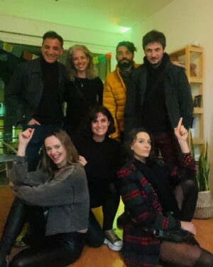 Laura Azcurra Instagram - #mayo - con amiguis, arte, amor y naturaleza se amortizó este presente ✨

1 - Recargando hoy 🔋Gris pero con yodo y amore. Color y confort by @chillyarg ❤️

2 - #rioparana - Sol y amistad en la visita a Rosario de @somostitayrodhesia 🍫✨Gracias siempre @indiapaddlesurf y @mooi_arena ✨

3 - Desinteligencia Artificial - Gran clan brindando las funciones de lo que fue @microteatroba 🎭

4 - Otoño en mi barrio #villaortuzar 🍁

5 - La enorme @julilaso en el @festivaltematicasgenero 💜 Amigas, identidad y amor a granel @culturadelsur es refugio #temperley 

6 - Con el @kevingorfin joven manija de festejo n 6 de su proyecto @growing.group 💯

7 - Tres días de clase con el Maestro #mauriciokartun 🫶🏾 Máximas energías e inspiración. Aguante @salascarasycaretas por sus propuestas

8 - #cabildo ✨Visitarte el 25 de mayo me agita a la revolución ✊🏾

9 - Mi primer locro - Gracias vecino @juanferraracocina por los consejos 👩🏽‍🍳

10 - Con mi tía @amitranoana y la magia de @zuccardivalledeuco ✨🍷celebrando la amistad entre copas y delicias patrias en el @nardacomedor 🇦🇷 Inolvidable noche✨