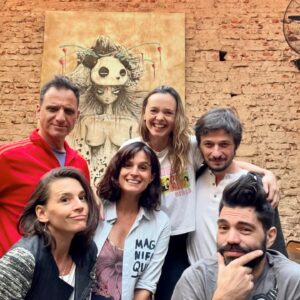 Laura Azcurra Instagram - Gracias MARZO - eterno y fugaz 💫

De principio a fin - alguns moments 

1 - En las calles #8marzo ✊🏾💜

2 - Con mis compis de @actrices.argentinas 💝

3 - @somostitayrodhesia arrancando con las funciones 👯‍♀️🍫

4 - Despedida del @ouhlord_ rumbo a #toronto ✈️

5 - Volviendo con @salir_del_ruedo en el @culturalmoran 🌹👯‍♀️🌹

6 - #23korrika versión  #caba con mi escuela de euskera @idiomavasco #harroherri ✨ Tipi tapa Tipi Tapaaaa❤️🤍💚

7 - Con Aitabixi y primis vascxs del @centrovascorosario 🍷✨ Paz y amor

8 - #24m - Mas que nunca en las calles 🇦🇷 pues #nuncamas 

9 - Equipo de Desinteligencia Artificial que empezamos en #abril en @microteatroba 

10 - Volver a las clases de flamenco puro con @lamanzella 💃🏽

Gracias por lo compartido y lo tardío ✨

O vivo, o posteo. No les pasa?