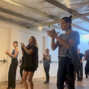 Laura Azcurra Instagram - Gracias MARZO - eterno y fugaz 💫

De principio a fin - alguns moments 

1 - En las calles #8marzo ✊🏾💜

2 - Con mis compis de @actrices.argentinas 💝

3 - @somostitayrodhesia arrancando con las funciones 👯‍♀️🍫

4 - Despedida del @ouhlord_ rumbo a #toronto ✈️

5 - Volviendo con @salir_del_ruedo en el @culturalmoran 🌹👯‍♀️🌹

6 - #23korrika versión  #caba con mi escuela de euskera @idiomavasco #harroherri ✨ Tipi tapa Tipi Tapaaaa❤️🤍💚

7 - Con Aitabixi y primis vascxs del @centrovascorosario 🍷✨ Paz y amor

8 - #24m - Mas que nunca en las calles 🇦🇷 pues #nuncamas 

9 - Equipo de Desinteligencia Artificial que empezamos en #abril en @microteatroba 

10 - Volver a las clases de flamenco puro con @lamanzella 💃🏽

Gracias por lo compartido y lo tardío ✨

O vivo, o posteo. No les pasa?