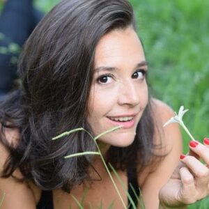 Laura Azcurra Instagram - Bienvenida #primavera 🌺

A sembrar, regar, cuidar, pasear, abrazar, besar y amar 🩷

Ph @sebanaonok 

#springtime 🇦🇷