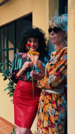 Laura Azcurra Instagram - 💐 ¡Se acerca la Primavera! Norma y Mabel lo saben mejor que nadie 😉🤣

🎭 Te esperamos de Miércoles a Domingo en el @multiteatro. 

🎫 Entradas a la venta por @plateanet 

#CómoProvocarUnIncendio #Multiteatro #CalleCorrientes #TeatroArgentino #GonzaloHeredia #EugeniaTobal #LauraAzcurra #NicolasGarciaHume #EvaHalac #FaroniProducciones