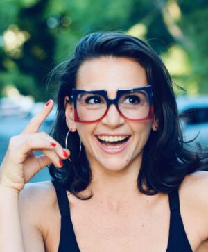 Laura Azcurra Instagram - Oh! Que anteojos mas grandes tienes! 

Son para mirarte mejor 🤓 ✨

El arte singular de @carladisi 👓 
Personalidad y glam ✨ 
#universocarla 

Ph @sebanaonok 

#gafas #óculos #glasses👓 #anteojos
