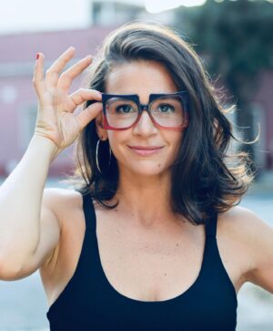 Laura Azcurra Instagram - Oh! Que anteojos mas grandes tienes! 

Son para mirarte mejor 🤓 ✨

El arte singular de @carladisi 👓 
Personalidad y glam ✨ 
#universocarla 

Ph @sebanaonok 

#gafas #óculos #glasses👓 #anteojos
