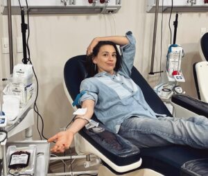 Laura Azcurra Instagram - Hoy es el Día nacional del donante de sangre 🩸

Alguna vez necesitaste donantes para un familiar? 

Pasaste por la experiencia de donar? No lleva más de 15 minutos y estás ayudando un montón 😀👩‍❤️‍💋‍👩👩‍👩‍👧‍👧👨‍👦.

Donar sangre es empatía, altruismo y salud para muchísimas personas 🙌🏾

Desliza 👉🏾 que te comparto los requisitos que precisas  y es muy rápido ✨

Apoyo la campaña de difusión para que cada día seamos más los donantes voluntarios ( yo lo hago desde hace 10 años) 🥰

Aplaudo y acompaño a @dalevidaong ❤️ una organización civil sin fines de lucro que promueve, organiza y difunde todo lo vinculado a este tema desde el 2005 - Silvia 🫶🏾 - y simpre gracias a mi bro @danielcampomenosi por hacer puente para conocerles - 💞

Aprovecho para abrazar aquí también a todo el clan de @brazossolidarioshiba que reciben esta sangre flamenca, vasca y criolla al menos 3 veces al año 🩸❤️. Son amor 

Y vos, que esperas para donar? 
 
#donarsangresalvavidas 
#díanacionaldeldonantedesangre #tugotasuma