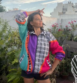 Laura Azcurra Instagram - Siempre terraza 🦄 

Veranito porteño 🫶🏾✨

🌈 Retro y colorido by @chicxs_indumentaria 

Y vos? Por donde andas? ✨

#enero