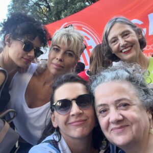 Laura Azcurra Instagram - Todo es agradecimiento para la #educacionpública 🇦🇷 

La jornada de ayer en las calles fue muy emocionante y habló por sí sola con la presencia de todas las personas que salimos a defender nuestro derecho ✨ 

Esto es un pueblo despierto que no dejará pisotear lo construido, lo que funciona y lo que es parte de nuestra identidad ❤️ 

Gracias a Maestrxs y estudiantes. A las familias, a lxs que deseamos crecer y ver este pueblo hermoso, digno, sano, soberano y con educación para todxs 📚 

Te amo Argentina 🇦🇷
 
Juré amarte, defenderte y honrarte ✨
Palpita por vos mi fiel corazón 🩷