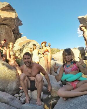 Laura Azcurra Instagram - Gracias  Verano ✨
Sabes todo lo que te amo 💖

1 - Con Luni - Córdoba 
2 - Family Nature 
3 - Marco y Chari
4 - Tita y Rodhesia 🍫 @somostitayrodhesia 👯‍♀️ shooting by @sebanaonok 
5 - Defendiendo la naturaleza y la cultura con mis amis Marpla @caroormilugue y @jaalmiron ✊🏾
6 - Aventura con Pipo ❤️ Flasheando Austria en el magnífico bosque de Chapa 🌿 #costaatlantica 
7 - Amigues charrúas. Uruguay nomás 
8 - Jemanja en Montevideo 🧜🏼‍♀️
9 - Impro Sur 
10 - Impro cumple con piñata y arte 🦄 by brother @calmetpablo 

Gracias por tan magníficas aventuras ✨

Una brisa cálida para la frialdad de un presente sórdido en mi 🇦🇷 amada 

#verano #otoño #2024