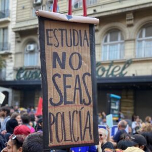 Laura Azcurra Instagram - Todo es agradecimiento para la #educacionpública 🇦🇷 

La jornada de ayer en las calles fue muy emocionante y habló por sí sola con la presencia de todas las personas que salimos a defender nuestro derecho ✨ 

Esto es un pueblo despierto que no dejará pisotear lo construido, lo que funciona y lo que es parte de nuestra identidad ❤️ 

Gracias a Maestrxs y estudiantes. A las familias, a lxs que deseamos crecer y ver este pueblo hermoso, digno, sano, soberano y con educación para todxs 📚 

Te amo Argentina 🇦🇷
 
Juré amarte, defenderte y honrarte ✨
Palpita por vos mi fiel corazón 🩷