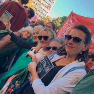 Laura Azcurra Instagram - Todo es agradecimiento para la #educacionpública 🇦🇷 

La jornada de ayer en las calles fue muy emocionante y habló por sí sola con la presencia de todas las personas que salimos a defender nuestro derecho ✨ 

Esto es un pueblo despierto que no dejará pisotear lo construido, lo que funciona y lo que es parte de nuestra identidad ❤️ 

Gracias a Maestrxs y estudiantes. A las familias, a lxs que deseamos crecer y ver este pueblo hermoso, digno, sano, soberano y con educación para todxs 📚 

Te amo Argentina 🇦🇷
 
Juré amarte, defenderte y honrarte ✨
Palpita por vos mi fiel corazón 🩷