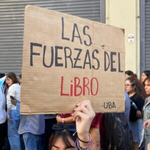 Laura Azcurra Instagram - Todo es agradecimiento para la #educacionpública 🇦🇷 

La jornada de ayer en las calles fue muy emocionante y habló por sí sola con la presencia de todas las personas que salimos a defender nuestro derecho ✨ 

Esto es un pueblo despierto que no dejará pisotear lo construido, lo que funciona y lo que es parte de nuestra identidad ❤️ 

Gracias a Maestrxs y estudiantes. A las familias, a lxs que deseamos crecer y ver este pueblo hermoso, digno, sano, soberano y con educación para todxs 📚 

Te amo Argentina 🇦🇷
 
Juré amarte, defenderte y honrarte ✨
Palpita por vos mi fiel corazón 🩷