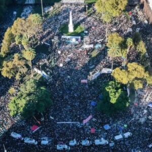 Laura Azcurra Instagram - Todo es agradecimiento para la #educacionpública 🇦🇷 

La jornada de ayer en las calles fue muy emocionante y habló por sí sola con la presencia de todas las personas que salimos a defender nuestro derecho ✨ 

Esto es un pueblo despierto que no dejará pisotear lo construido, lo que funciona y lo que es parte de nuestra identidad ❤️ 

Gracias a Maestrxs y estudiantes. A las familias, a lxs que deseamos crecer y ver este pueblo hermoso, digno, sano, soberano y con educación para todxs 📚 

Te amo Argentina 🇦🇷
 
Juré amarte, defenderte y honrarte ✨
Palpita por vos mi fiel corazón 🩷