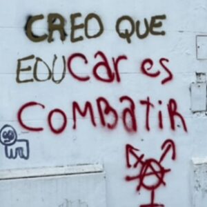 Laura Azcurra Instagram - Todo es agradecimiento para la #educacionpública 🇦🇷 

La jornada de ayer en las calles fue muy emocionante y habló por sí sola con la presencia de todas las personas que salimos a defender nuestro derecho ✨ 

Esto es un pueblo despierto que no dejará pisotear lo construido, lo que funciona y lo que es parte de nuestra identidad ❤️ 

Gracias a Maestrxs y estudiantes. A las familias, a lxs que deseamos crecer y ver este pueblo hermoso, digno, sano, soberano y con educación para todxs 📚 

Te amo Argentina 🇦🇷
 
Juré amarte, defenderte y honrarte ✨
Palpita por vos mi fiel corazón 🩷