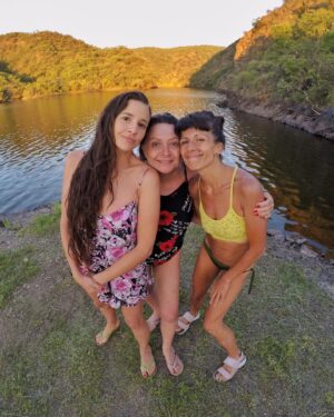 Laura Azcurra Instagram - Maternar ✨

Acto de amor incondicional que nos sumerge en la aventura intransferible de aprender, dar, aceptar, crecer y vivir 

Madre mía y madre soy 

Beso al cielo para mi adorada Mamma Helen ❤️✨ Agradecida y emocionada. Se le extraña. Mucho

Abrazo a mi hijo que me enseña e interpela cada día en este safari de vivir 💗 en este mundo derretido 

La maternidad será deseada o no será 💚 Todo el compromiso y la humanidad para este amor que nace y es infinito 💞

#felizdiadelamadre 
Hoy y cada día 💕