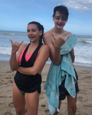 Laura Azcurra Instagram - Maternar ✨

Acto de amor incondicional que nos sumerge en la aventura intransferible de aprender, dar, aceptar, crecer y vivir 

Madre mía y madre soy 

Beso al cielo para mi adorada Mamma Helen ❤️✨ Agradecida y emocionada. Se le extraña. Mucho

Abrazo a mi hijo que me enseña e interpela cada día en este safari de vivir 💗 en este mundo derretido 

La maternidad será deseada o no será 💚 Todo el compromiso y la humanidad para este amor que nace y es infinito 💞

#felizdiadelamadre 
Hoy y cada día 💕