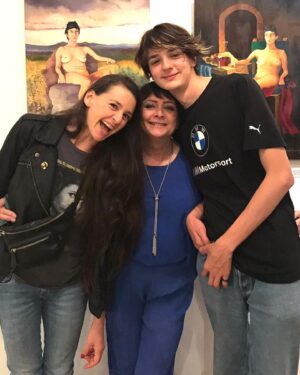 Laura Azcurra Instagram - Maternar ✨

Acto de amor incondicional que nos sumerge en la aventura intransferible de aprender, dar, aceptar, crecer y vivir 

Madre mía y madre soy 

Beso al cielo para mi adorada Mamma Helen ❤️✨ Agradecida y emocionada. Se le extraña. Mucho

Abrazo a mi hijo que me enseña e interpela cada día en este safari de vivir 💗 en este mundo derretido 

La maternidad será deseada o no será 💚 Todo el compromiso y la humanidad para este amor que nace y es infinito 💞

#felizdiadelamadre 
Hoy y cada día 💕