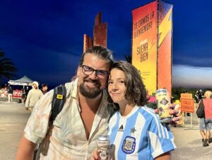 Laura Azcurra Instagram - Porteña modo montevideana 🇺🇾

Todo amor, bó ❤️

1 - Visitando el museo de la familia de mi admirada colega #chinazorrilla 💐

2 - Anfitrión y coequiper 🌈 @yamandulasa 

3 - Conociendo el arte 🎨 de @danielsupervielle que lo enganchamos en vivo 

4 - 🎱 Pool Party friends night 
Demás 🍻✨

5 - Cómplice de la cruzada, vasco brother @pavelek.89 🌲

6 - Atardecer en ciudad vieja 🌝

7 - Camilo 💖 Extension de amor por él y su madre 

8 - @drexlerjorge leit motiv pá saltar el charco 💘 Hecho histórico para el poeta, cantando por 1 era vez ante 35.000 personas ✨Gracias  #canelonessuenabien 

9 - El gran @claudiotolcachir presentó #rabia en @teatroelgalpon y se armó esta inédita mesaza de amigxs de ambas orillas ❤️

10 - Plegarias a Iemanja 🧜🏽‍♀️✨2/2/24