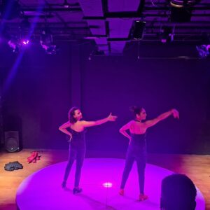 Laura Azcurra Instagram - Gracias MARZO - eterno y fugaz 💫

De principio a fin - alguns moments 

1 - En las calles #8marzo ✊🏾💜

2 - Con mis compis de @actrices.argentinas 💝

3 - @somostitayrodhesia arrancando con las funciones 👯‍♀️🍫

4 - Despedida del @ouhlord_ rumbo a #toronto ✈️

5 - Volviendo con @salir_del_ruedo en el @culturalmoran 🌹👯‍♀️🌹

6 - #23korrika versión  #caba con mi escuela de euskera @idiomavasco #harroherri ✨ Tipi tapa Tipi Tapaaaa❤️🤍💚

7 - Con Aitabixi y primis vascxs del @centrovascorosario 🍷✨ Paz y amor

8 - #24m - Mas que nunca en las calles 🇦🇷 pues #nuncamas 

9 - Equipo de Desinteligencia Artificial que empezamos en #abril en @microteatroba 

10 - Volver a las clases de flamenco puro con @lamanzella 💃🏽

Gracias por lo compartido y lo tardío ✨

O vivo, o posteo. No les pasa?