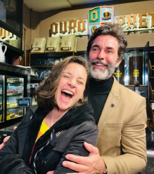 Laura Azcurra Instagram - Gracias #septiembre 

Amistad siempre presente ❤️ 

Entre las  celebraciones de cumple de mis seres amados, el aniversario de despedida de nuestra mami ( se cumplió 1 año 🥹) el desarme de nuestra casa de la infancia y la vida misma que va de la ficción a la realidad - y viceversa - Se sigue pá lante➡️

Gracias los que acompañaron con abrazos, manos, mensajes, escucha y siempre amor 💖

1 - Infragganti tomando mate sin hierbas 😳

2 - Guitarreada hermosa en cumple de Pipo 

3 - Amores profundos @marcocraft06 @luni.garciaa1 @tamaradawidobitch @valeriastilman 💗

4 - Cafecito sorpresa antes de las funciones de @multiteatro con mi vintage partener @marianom78 

5 - Cena de elenco con mis compis de @unincendiolaobra 

6 - Reencuentro con Pablo y Caro. Amigues desde los 5 años @pablochilon @achirasindumentaria ❣️

7 - Acompañando a las chicas en el estreno de @nomerompanlapelicula 

8 - Las nuevas delicias veganas de @craftveganbakery que nos clavamos en una cena maravilla con @sanmagarinos y el Chepo, hablando sin fin de nativas 🌱 

9 - Mi hijo y mi hija - Marco y Amy 💘

10 - Amores del West 🩷 La Susa, la Anita y el Pipo