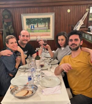 Laura Azcurra Instagram - Gracias #septiembre 

Amistad siempre presente ❤️ 

Entre las  celebraciones de cumple de mis seres amados, el aniversario de despedida de nuestra mami ( se cumplió 1 año 🥹) el desarme de nuestra casa de la infancia y la vida misma que va de la ficción a la realidad - y viceversa - Se sigue pá lante➡️

Gracias los que acompañaron con abrazos, manos, mensajes, escucha y siempre amor 💖

1 - Infragganti tomando mate sin hierbas 😳

2 - Guitarreada hermosa en cumple de Pipo 

3 - Amores profundos @marcocraft06 @luni.garciaa1 @tamaradawidobitch @valeriastilman 💗

4 - Cafecito sorpresa antes de las funciones de @multiteatro con mi vintage partener @marianom78 

5 - Cena de elenco con mis compis de @unincendiolaobra 

6 - Reencuentro con Pablo y Caro. Amigues desde los 5 años @pablochilon @achirasindumentaria ❣️

7 - Acompañando a las chicas en el estreno de @nomerompanlapelicula 

8 - Las nuevas delicias veganas de @craftveganbakery que nos clavamos en una cena maravilla con @sanmagarinos y el Chepo, hablando sin fin de nativas 🌱 

9 - Mi hijo y mi hija - Marco y Amy 💘

10 - Amores del West 🩷 La Susa, la Anita y el Pipo