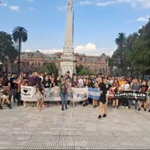 Laura Azcurra Instagram - Gracias MARZO - eterno y fugaz 💫

De principio a fin - alguns moments 

1 - En las calles #8marzo ✊🏾💜

2 - Con mis compis de @actrices.argentinas 💝

3 - @somostitayrodhesia arrancando con las funciones 👯‍♀️🍫

4 - Despedida del @ouhlord_ rumbo a #toronto ✈️

5 - Volviendo con @salir_del_ruedo en el @culturalmoran 🌹👯‍♀️🌹

6 - #23korrika versión  #caba con mi escuela de euskera @idiomavasco #harroherri ✨ Tipi tapa Tipi Tapaaaa❤️🤍💚

7 - Con Aitabixi y primis vascxs del @centrovascorosario 🍷✨ Paz y amor

8 - #24m - Mas que nunca en las calles 🇦🇷 pues #nuncamas 

9 - Equipo de Desinteligencia Artificial que empezamos en #abril en @microteatroba 

10 - Volver a las clases de flamenco puro con @lamanzella 💃🏽

Gracias por lo compartido y lo tardío ✨

O vivo, o posteo. No les pasa?