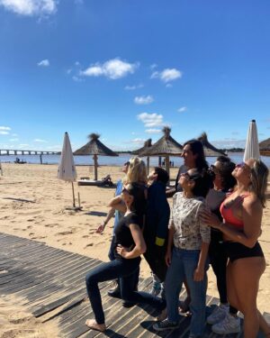 Laura Azcurra Instagram - #mayo - con amiguis, arte, amor y naturaleza se amortizó este presente ✨

1 - Recargando hoy 🔋Gris pero con yodo y amore. Color y confort by @chillyarg ❤️

2 - #rioparana - Sol y amistad en la visita a Rosario de @somostitayrodhesia 🍫✨Gracias siempre @indiapaddlesurf y @mooi_arena ✨

3 - Desinteligencia Artificial - Gran clan brindando las funciones de lo que fue @microteatroba 🎭

4 - Otoño en mi barrio #villaortuzar 🍁

5 - La enorme @julilaso en el @festivaltematicasgenero 💜 Amigas, identidad y amor a granel @culturadelsur es refugio #temperley 

6 - Con el @kevingorfin joven manija de festejo n 6 de su proyecto @growing.group 💯

7 - Tres días de clase con el Maestro #mauriciokartun 🫶🏾 Máximas energías e inspiración. Aguante @salascarasycaretas por sus propuestas

8 - #cabildo ✨Visitarte el 25 de mayo me agita a la revolución ✊🏾

9 - Mi primer locro - Gracias vecino @juanferraracocina por los consejos 👩🏽‍🍳

10 - Con mi tía @amitranoana y la magia de @zuccardivalledeuco ✨🍷celebrando la amistad entre copas y delicias patrias en el @nardacomedor 🇦🇷 Inolvidable noche✨