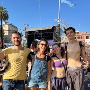 Laura Azcurra Instagram - Gracias MARZO - eterno y fugaz 💫

De principio a fin - alguns moments 

1 - En las calles #8marzo ✊🏾💜

2 - Con mis compis de @actrices.argentinas 💝

3 - @somostitayrodhesia arrancando con las funciones 👯‍♀️🍫

4 - Despedida del @ouhlord_ rumbo a #toronto ✈️

5 - Volviendo con @salir_del_ruedo en el @culturalmoran 🌹👯‍♀️🌹

6 - #23korrika versión  #caba con mi escuela de euskera @idiomavasco #harroherri ✨ Tipi tapa Tipi Tapaaaa❤️🤍💚

7 - Con Aitabixi y primis vascxs del @centrovascorosario 🍷✨ Paz y amor

8 - #24m - Mas que nunca en las calles 🇦🇷 pues #nuncamas 

9 - Equipo de Desinteligencia Artificial que empezamos en #abril en @microteatroba 

10 - Volver a las clases de flamenco puro con @lamanzella 💃🏽

Gracias por lo compartido y lo tardío ✨

O vivo, o posteo. No les pasa?