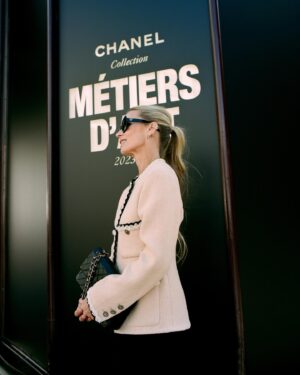 Laura Bailey Instagram - Manchester in December for @CHANELOfficial Métiers d’art was a trip to remember – a deep dive into the style and culture of the city.
 
The extraordinary show on Thomas St in the Northern Quarter, which played out to a soundtrack of made-in-Manchester classics from New Order to Soft Cell, and attracted a host of fashion, film and sports stars, felt cinematic, immersive and poetic. 
 
I dreamt of wearing the looks (favourites in my stories), but was also inspired by the energy of the catwalk and the city – the rock and roll slouch, the tomboy nonchalance of the accessorising, the slept-in eyeliner – as well as, of course, the warmth of the Manchester welcome.
 
Northern Soul and a very British rebel spirit infuses the ever-evolving codes of the House of #CHANEL in a collection currently beaming rainbow bright (and acid green and Parisienne black leather attitude ) from the windows of @Harrods in Knightsbridge. Even passing by on my bicycle yesterday, just a glimpse of a favourite dress made me want to cancel plans and go out dancing. CHANEL is with the band.

You can visit the #CHANELMetiersdArt exhibition on the Ground Floor at #Harrods until Wednesday 26th June. 

#ad @chanelofficial #ChanelMetiersdArt #Harrods #HarrodsFashion #CHANEL