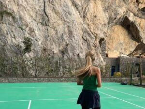Laura Bailey Instagram - Took the scenic route home from work in Sicily...
And got to play on my favourite court in the world!
@ilsanpietrodipositano 🤍