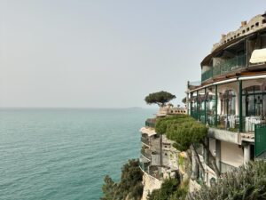 Laura Bailey Instagram - Took the scenic route home from work in Sicily...
And got to play on my favourite court in the world!
@ilsanpietrodipositano 🤍