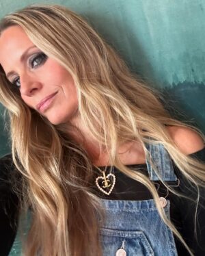 Laura Bailey Instagram - Life is a CABARET ✨

Kit Kat Club NYC !
Bravo Eddie Redmayne, cast & crew. 
Unforgettable. Go if you get the chance!

Love & thanks @chanel.beauty @chanelofficial
 @sooparkmakeup @rebekahforecast 💋

Half way home, heart full.

-> from ‘Not Tonight But Tomorrow’
By Miguel Algarín

#NYC #Cabaret #CHANEL