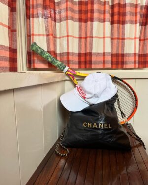 Laura Bailey Instagram - Life is a CABARET ✨

Kit Kat Club NYC !
Bravo Eddie Redmayne, cast & crew. 
Unforgettable. Go if you get the chance!

Love & thanks @chanel.beauty @chanelofficial
 @sooparkmakeup @rebekahforecast 💋

Half way home, heart full.

-> from ‘Not Tonight But Tomorrow’
By Miguel Algarín

#NYC #Cabaret #CHANEL