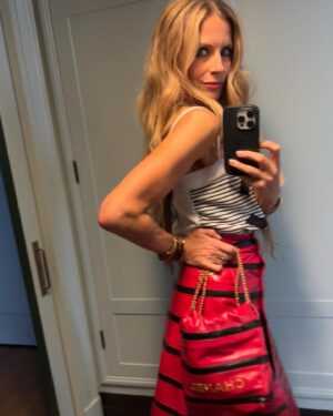 Laura Bailey Instagram - Life is a CABARET ✨

Kit Kat Club NYC !
Bravo Eddie Redmayne, cast & crew. 
Unforgettable. Go if you get the chance!

Love & thanks @chanel.beauty @chanelofficial
 @sooparkmakeup @rebekahforecast 💋

Half way home, heart full.

-> from ‘Not Tonight But Tomorrow’
By Miguel Algarín

#NYC #Cabaret #CHANEL