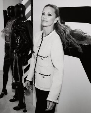 Laura Bailey Instagram - Manchester in December for @CHANELOfficial Métiers d’art was a trip to remember – a deep dive into the style and culture of the city.
 
The extraordinary show on Thomas St in the Northern Quarter, which played out to a soundtrack of made-in-Manchester classics from New Order to Soft Cell, and attracted a host of fashion, film and sports stars, felt cinematic, immersive and poetic. 
 
I dreamt of wearing the looks (favourites in my stories), but was also inspired by the energy of the catwalk and the city – the rock and roll slouch, the tomboy nonchalance of the accessorising, the slept-in eyeliner – as well as, of course, the warmth of the Manchester welcome.
 
Northern Soul and a very British rebel spirit infuses the ever-evolving codes of the House of #CHANEL in a collection currently beaming rainbow bright (and acid green and Parisienne black leather attitude ) from the windows of @Harrods in Knightsbridge. Even passing by on my bicycle yesterday, just a glimpse of a favourite dress made me want to cancel plans and go out dancing. CHANEL is with the band.

You can visit the #CHANELMetiersdArt exhibition on the Ground Floor at #Harrods until Wednesday 26th June. 

#ad @chanelofficial #ChanelMetiersdArt #Harrods #HarrodsFashion #CHANEL