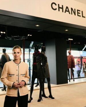 Laura Bailey Instagram - Manchester in December for @CHANELOfficial Métiers d’art was a trip to remember – a deep dive into the style and culture of the city.
 
The extraordinary show on Thomas St in the Northern Quarter, which played out to a soundtrack of made-in-Manchester classics from New Order to Soft Cell, and attracted a host of fashion, film and sports stars, felt cinematic, immersive and poetic. 
 
I dreamt of wearing the looks (favourites in my stories), but was also inspired by the energy of the catwalk and the city – the rock and roll slouch, the tomboy nonchalance of the accessorising, the slept-in eyeliner – as well as, of course, the warmth of the Manchester welcome.
 
Northern Soul and a very British rebel spirit infuses the ever-evolving codes of the House of #CHANEL in a collection currently beaming rainbow bright (and acid green and Parisienne black leather attitude ) from the windows of @Harrods in Knightsbridge. Even passing by on my bicycle yesterday, just a glimpse of a favourite dress made me want to cancel plans and go out dancing. CHANEL is with the band.

You can visit the #CHANELMetiersdArt exhibition on the Ground Floor at #Harrods until Wednesday 26th June. 

#ad @chanelofficial #ChanelMetiersdArt #Harrods #HarrodsFashion #CHANEL