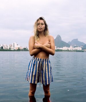 Laura Dutra Instagram - Não falarei de lateralidade, 
nomenclatura ideológica, pessoal,
ou sensacionalismos, 
até porque de atitudes antidemocráticas 
o “inferno astral” deste país,
que também identifico como meu,
está cheio.
Falo de humanidade.
Infelizmente não é de quem tem que estar lá,
Mas sim, de quem não tem condições para lá estar.

A ação neste momento é uma.
Nos próximos 4 anos,
onde estaremos?

Espero que juntxs, 
exigindo os diretos humanos
de todxs.

Portra 160 35mm
Texto @luizabaumg 
Photo @joana.baumg 
Styling @adorofarm
Prod @zeca_vitorinoag

forabozo