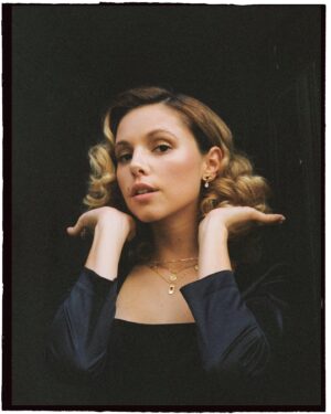 Laura Dutra Instagram - CLA$$

35mm 
Photo @eu.bicho 
Hair @martinhafrancisco
Jewellery @beatrizjardinha 
Prod @mais.que.uma 
@hitmanagement