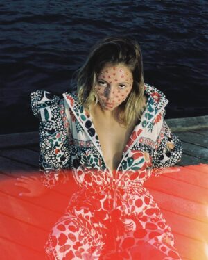 Laura Dutra Instagram - Mun’Dança
2 de Outubro. 

Kodak Portra 160
Photo @joana.baumg 
Styling @adorofarm
Prod @zeca_vitorinoag