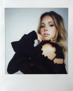 Laura Dutra Instagram - black velvet? 

Photo @eu.bicho
Styling @dianarconceicao
Dress @nopinbrand
Jewellery @beatrizjardinha
MUA @danielainacio.mua
@mais.que.uma