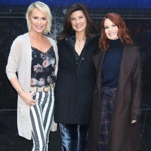 Laura Leighton Instagram - My #wcw is the ladies of Melrose Place.  Feeling nostalgic today, and missing these beauties! ❤️Reunited here in 2019 and 2012.
@josiebissett @daphnezuniga #courtneythornesmith @reallymarcia @heatherlocklear  and  @grant_show who snuck in there too .
.
#melroseplace #friendsforalifetime