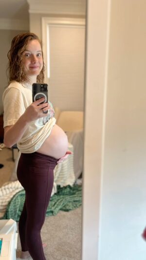 Laura Slade Wiggins Instagram - 38 weeks people 👶👶 I gotta get packing my hospital bag. Baby Elizabeth will be here before we know it! She’ll be a Dragon year baby like her mama 🐉 #rawr #happychinesenewyear #superbowlsunday
