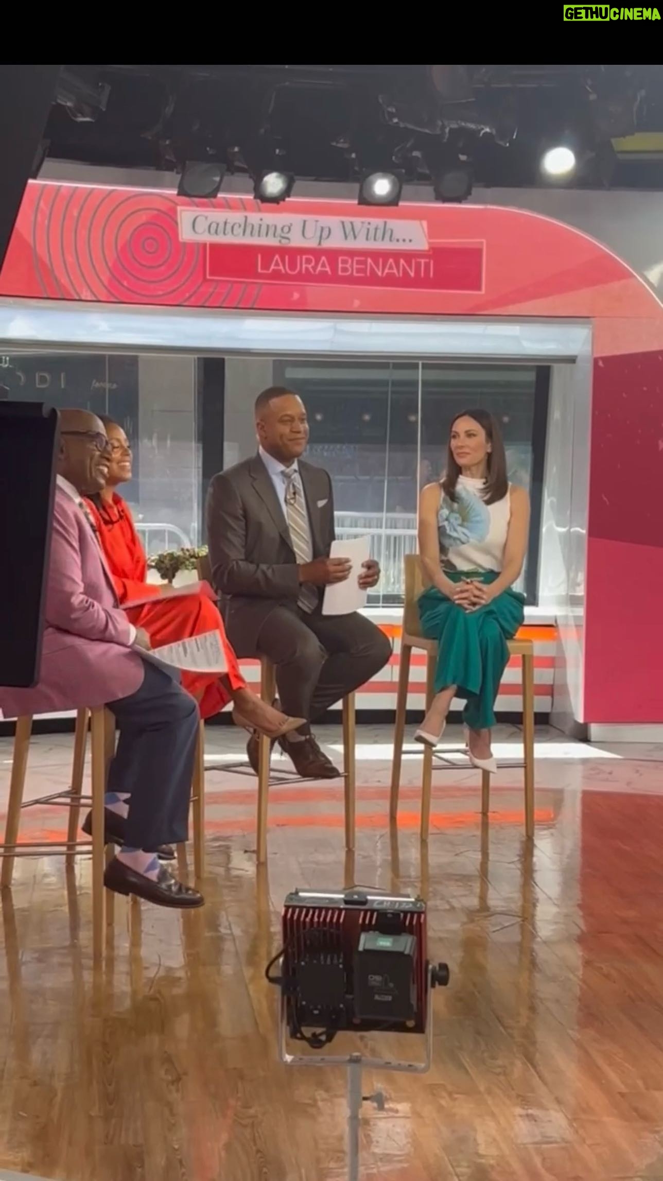 Laura Benanti Instagram - Please enjoy my “how to promote your solo comedy show” tutorial! Thank you @todayshow 🌞☕️ (@sheinelle_o @alroker @craigmelvinnbc) Link in my bio to watch the full interview and to buy tickets look it’s so easy 🎟️✨ @audibletheater Hair: @voelhair Makeup: @mikeyclifton Styling: @jakesokoloff in @tedbaker