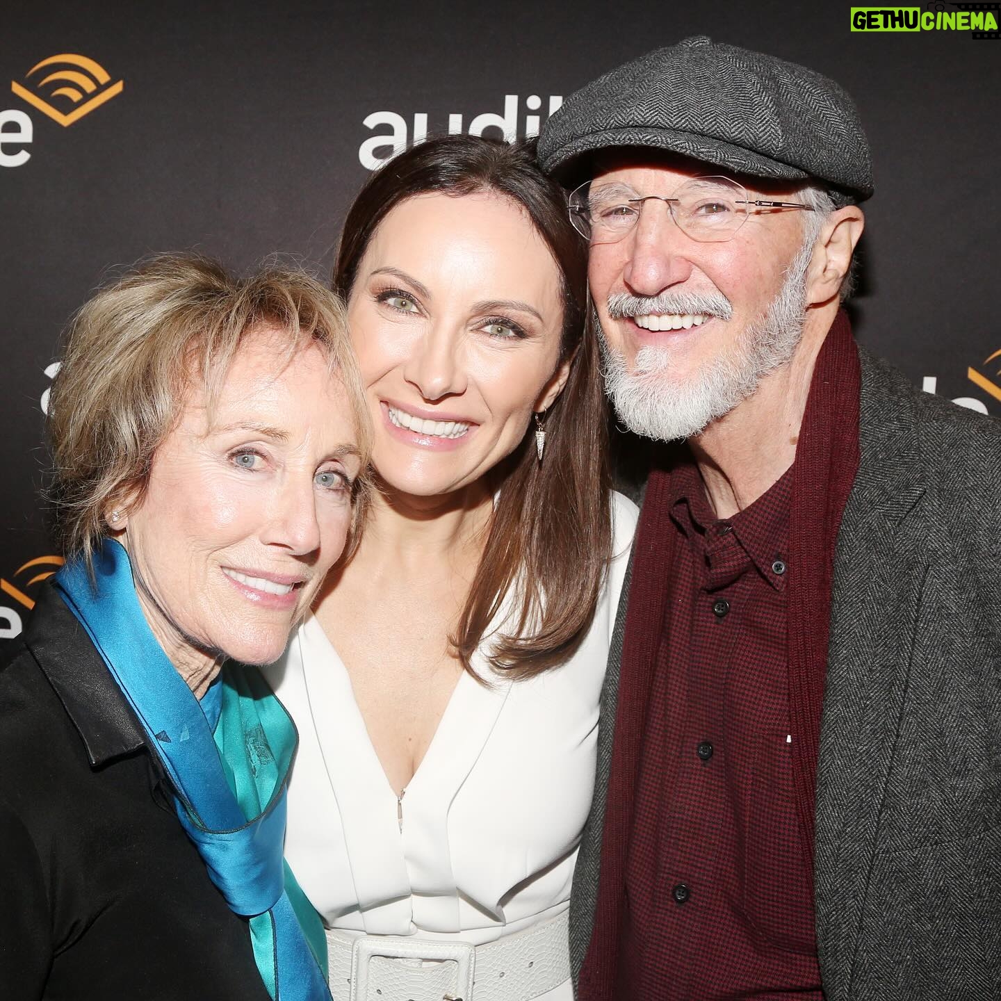 Laura Benanti Instagram - Thank you to all my friends and family who came out and showed me how much they care! Thank you to our tremendous audiences! Thank you @audibletheater for making this possible and for giving me so much freedom! Thank you to my friend and collaborator of 20 years, @therealtoddalmond and our brilliant director @amaginnis Come see our show! I think you’ll like it!! Now running through June 2nd. Link to tickets in bio! 💁🏻♀️: @voelhair 💄: @mikeyclifton 👗: @jakesokoloff Photos by Bruce Glikas @bruglikas @broadwaybruce_