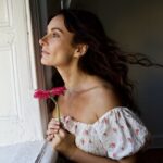 Laura Benanti Instagram – With every passing day it becomes clearer to me that while we are all the stars of our own movie, we are ultimately a part of the same film. Sometimes we’re the good guy, sometimes we’re the villain, the background artist, the crew…but we are very rarely the director. We can try, but the story likely will not take shape the way we intend, despite our most dedicated or stubborn insistence that it be done our way. All we can control is our own performance. This is so hard when we are tired, full of grief, anger or frustration. All of this is to say that I continue to learn that while I cannot truly know what the next scene will be I still have to stay in it. Commit to it. Remembering that we’re all doing our best, and hoping that the other players remember that of me. Hoping your Sunday, and all the days, are filled with empathy and love in all directions. 🤍