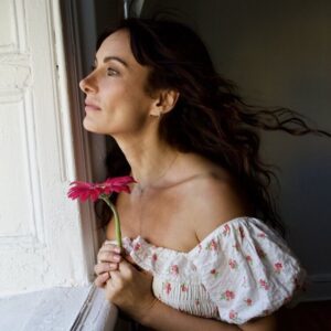 Laura Benanti Instagram - With every passing day it becomes clearer to me that while we are all the stars of our own movie, we are ultimately a part of the same film. Sometimes we’re the good guy, sometimes we’re the villain, the background artist, the crew…but we are very rarely the director. We can try, but the story likely will not take shape the way we intend, despite our most dedicated or stubborn insistence that it be done our way. All we can control is our own performance. This is so hard when we are tired, full of grief, anger or frustration. All of this is to say that I continue to learn that while I cannot truly know what the next scene will be I still have to stay in it. Commit to it. Remembering that we’re all doing our best, and hoping that the other players remember that of me. Hoping your Sunday, and all the days, are filled with empathy and love in all directions. 🤍