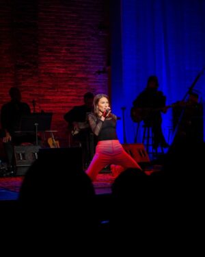 Laura Benanti Instagram - ICYMI: Everybody cared about Laura Benanti this weekend at the Minetta Lane.

If you missed it, don’t worry! Keep your ears peeled for the production coming to @audible, later this year 🎧 

📸: @ashleewednesdays & @abrunkus