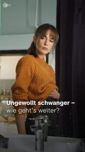 Laura Berlin Instagram - Plötzlich sind da zwei Striche auf dem Schwangerschaftstest. Lena ist schwanger. Mit ihrem zweiten Kind. Aber sie will das Kind nicht. 

Die Serie “Bauchgefühl” zeigt, wie schwierig es heute immer noch ist, eine Schwangerschaft vorzeitig zu beenden. Die schwangeren Personen müssen etliche Hürden überwinden. Lena scheint überhaupt nicht mehr selbstbestimmt handeln zu können, sondern ist auf die Gunst der anderen angewiesen. 

Ihr könnt die Serie jetzt in der ZDFmediathek anschauen. Den Link gibt’s in der Bio. 🔗 

#zdfmediathek #zdf #bauchgefühl #schwangerschaft #serie