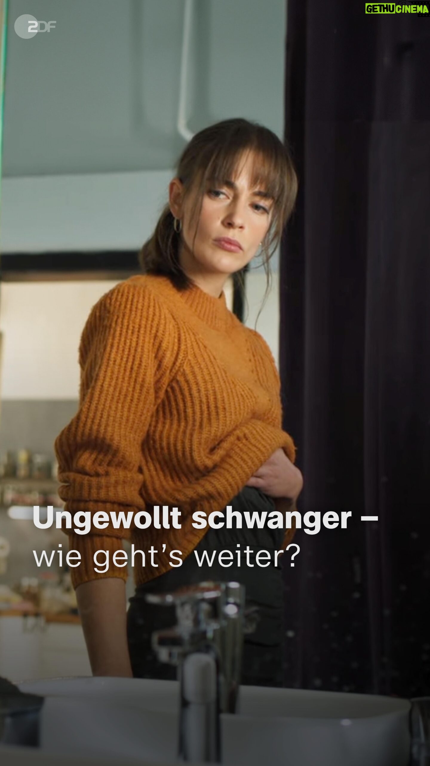 Laura Berlin - 3.1K Likes - PlĂśtzlich sind da zwei Striche auf dem Schwangerschaftstest. Lena ist schwanger. Mit ihrem zweiten Kind. Aber sie will das Kind nicht.Â
Die Serie âBauchgefĂźhlâ zeigt, wie schwierig es heute immer noch ist, eine Schwangerschaft vorzeitig zu beenden. Die schwangeren Personen mĂźssen etliche HĂźrden Ăźberwinden. Lena scheint Ăźberhaupt nicht mehr selbstbestimmt handeln zu kĂśnnen, sondern ist auf die Gunst der anderen angewiesen.Â
Ihr kĂśnnt die Serie jetzt in der ZDFmediathek anschauen. Den Link gibtâs in der Bio. đÂ
#zdfmediathek #zdf #bauchgefĂźhl #schwangerschaft #serie